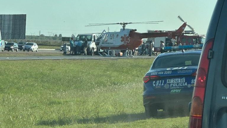Fuerte accidente en la Autopista: dos heridos y rescate del helicóptero de sanidad